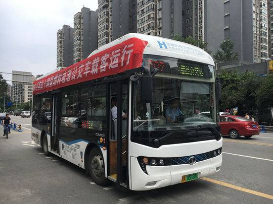 “四川造”氫燃料電池公交車投運 續(xù)航500至600公里 “四川造”氫燃料電池公交車投運 續(xù)航500至600公里