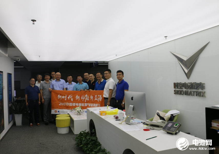中國鋰電新能源產業鏈調研團一行參觀杭州新時空電動汽車有限公司