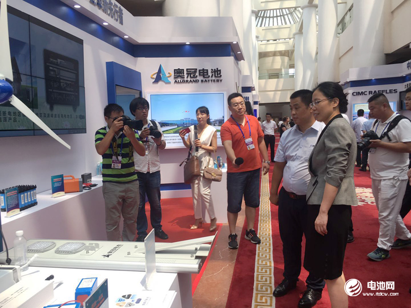 共青團中央書記處常務(wù)書記汪鴻雁參觀奧冠集團展廳