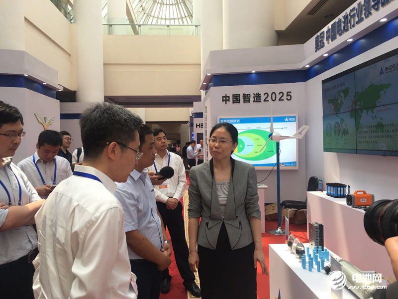 共青團中央書記處常務(wù)書記汪鴻雁參觀奧冠集團展廳