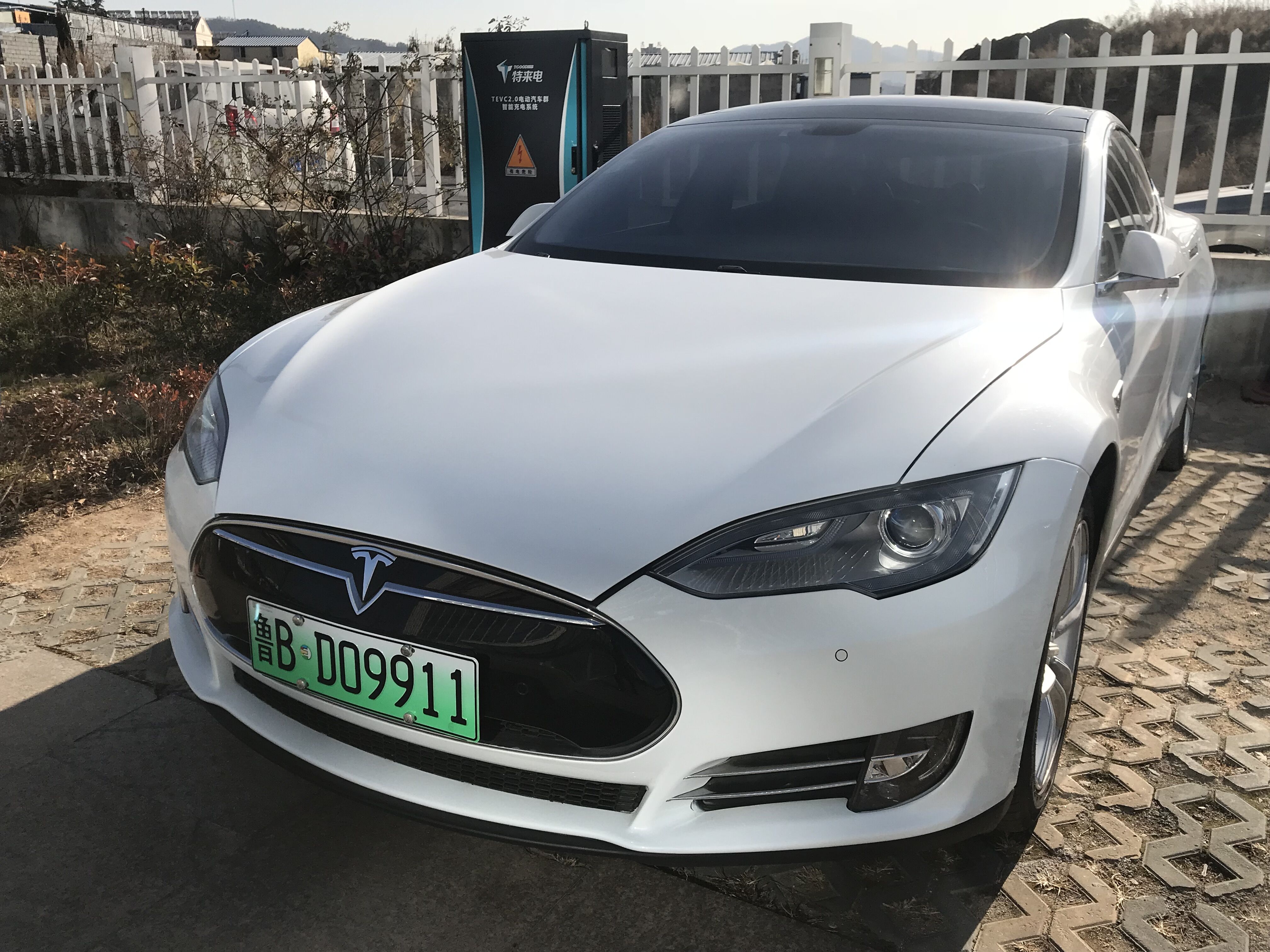 特斯拉電動車在特來電智慧充電區充電