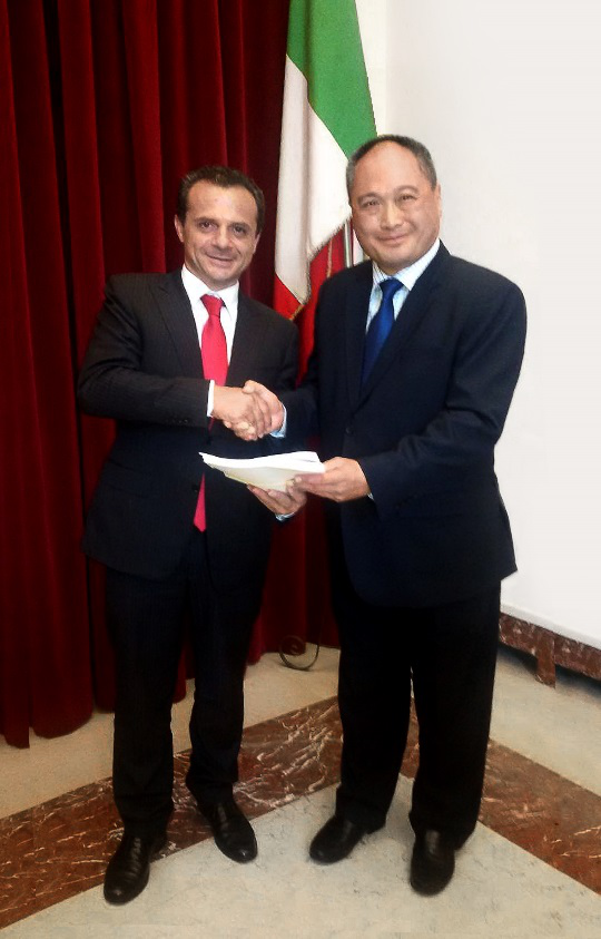 墨西拿市長Cateno De Luca（左一）和比亞迪歐洲有限責任公司總經理何一鵬（右一）