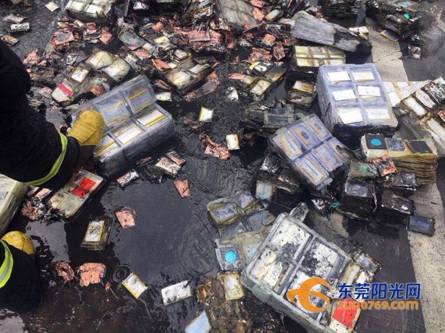 東莞貨車突然著火 一車電池全沒了 東莞貨車突然著火 一車電池全沒了