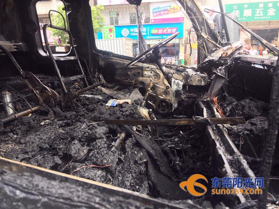 東莞貨車突然著火 一車電池全沒了 東莞貨車突然著火 一車電池全沒了