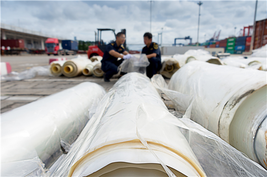 廈門海關(guān)查獲74噸廢塑料膜 系固體廢物PET、PE、PP薄膜 廈門海關(guān)查獲74噸廢塑料膜 系固體廢物PET、PE、PP薄膜