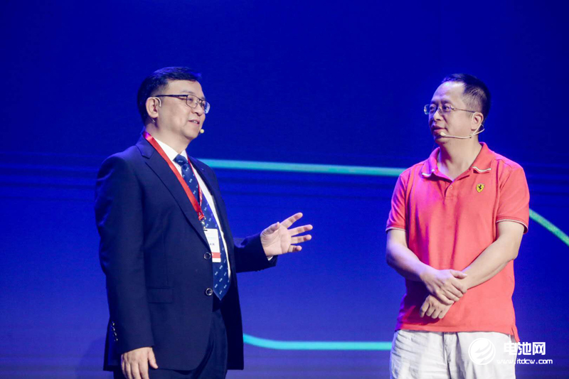 比亞迪全球開發(fā)者大會(huì)現(xiàn)場(chǎng)，周鴻祎與王傳福互動(dòng)