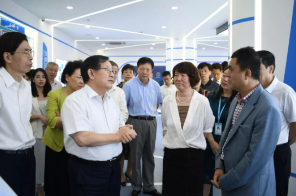 比克電池董事長李向前先生、總工程師駱兆軍博士陪同講解