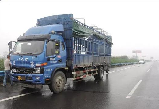 新能源汽車高速上沒電 被大貨車追尾致1人死亡