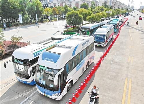 涵蓋乘用車、物流車和客車等各種車型的氫能燃料電池汽車在江蘇如皋集中亮相