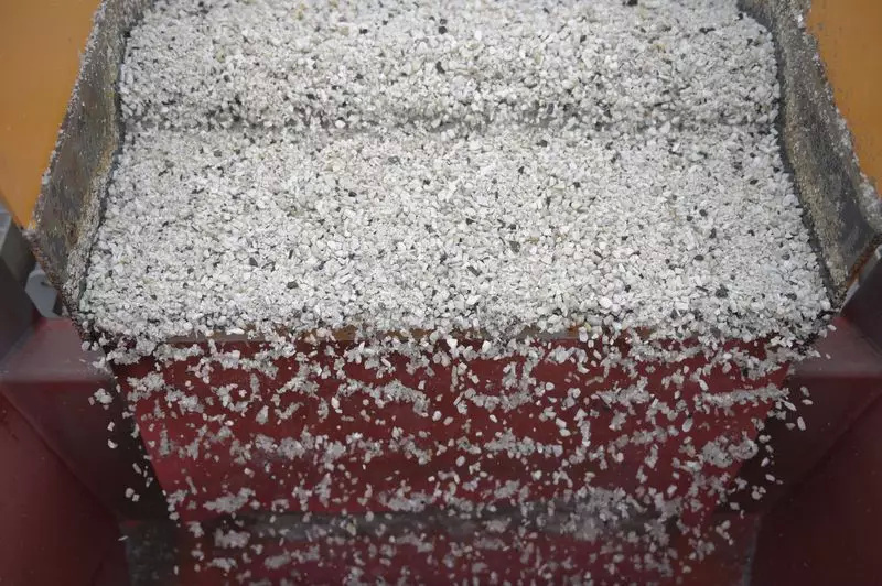 散落在分離機器上的鋰礦石