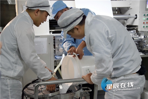 (涂覆產(chǎn)線的工作人員正在進行相關準備。)