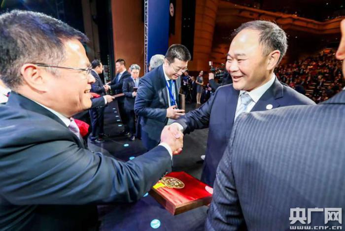 在世界“寧波幫·幫寧波”發(fā)展大會上，寧波對入選的“時代甬商”進行表彰