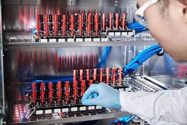 巴斯夫上海創新園的科研人員正往氣氛倉當中裝入小型測試電池