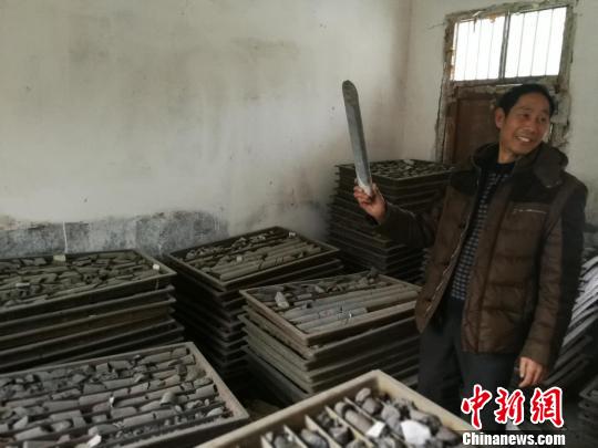 程立芳展示石墨礦藏探井勘探樣品 程立芳展示石墨礦藏探井勘探樣品