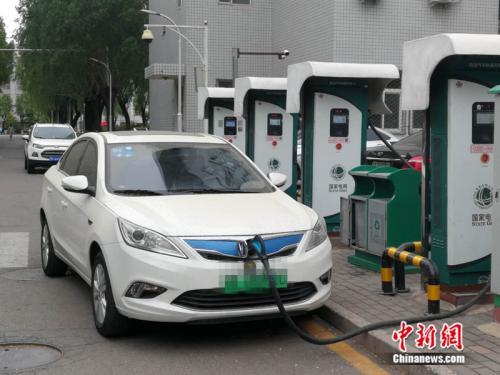 資料圖:一輛新能源汽車正在充電 <a href='http://www.chinanews.com/'>中新網(wǎng)</a >記者 張尼 攝 資料圖:一輛新能源汽車正在充電 <a target='_blank' href='http://www.chinanews.com/' >中新網(wǎng)</a >記者 張尼 攝