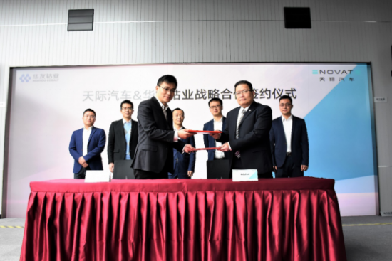 天際汽車售后服務(wù)負(fù)責(zé)人錢根（左）與華友循環(huán)副總經(jīng)理高威喬（右）簽署戰(zhàn)略合作協(xié)議