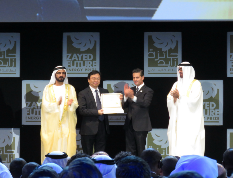 2016年,墨西哥時(shí)任總統(tǒng)培尼亞·涅托向比亞迪頒發(fā)“扎耶德未來能源獎”大型企業(yè)獎 2016年,墨西哥時(shí)任總統(tǒng)培尼亞·涅托向比亞迪頒發(fā)“扎耶德未來能源獎”大型企業(yè)獎