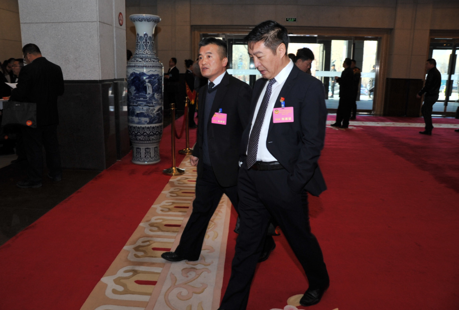 格爾木市市長汪山泉（右一）出席今年市兩會