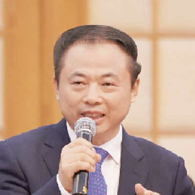 中國能源報：目前，國內的鋰電池回收利用市場處于怎樣的發展水平？ 張天任：2018—2020年，全國累計報廢動力電池將達到12—20萬噸，2025年可能達到35萬噸。但目前，新能源動力鋰電池的再生循環利用還是一個新興領域，整體還處于起步階段。 中國能源報：處于起步階段的市場主要面臨哪些問題？ 張天任：首先，回收體系還不健全。汽車生產企業、電池制造企業、回收企業、再生利用企業之間還沒有建立有效的合作機制，權責不夠清晰；在落實生產者責任延伸制度方面，還需要進一步細化完善相關法律支撐。其次，再生技術還不夠成熟。在拆解環節，由于電池結構、材料體系、封裝規格、電池余能等都沒有統一標準，拆解難度很大，自動化水平也偏低，成本很難降下來；在冶煉環節，有價金屬高效提取的技術也不夠成熟，經濟效益不明顯，甚至出現再生材料的收益低于回收處置成本，成本倒掛，制約了企業的科研投入。最后是激勵機制不夠有力。鋰電池再生利用處于市場培育階段，需要有力的財稅政策予以引導扶持。 中國能源報：如果這些問題不能有效解決，報廢鋰電池回收利用不規范，會帶來哪些問題？ 張天任：報廢鋰電池如果處理不當，隨意丟棄，會對生態環境造成很大危害，例如正極材料中的鈷、鎳等重金屬元素，電解液中的有機物，負極中的碳材料等，都會對水體和土壤造成嚴重污染，特別是重金屬一旦滲入土壤，數十年都難以恢復。 此外，我國的鋰資源現在還嚴重依賴進口，對外依存度超過85%。“中國需求”還推動了電池級碳酸鋰價格的從2015年初的不到5萬元/噸上漲到2017年底的18萬元/噸。報廢動力鋰電池是寶貴資源，將其中的鋰、鈷、鎳等有價金屬回收再生利用，能夠有效降低對外依存度。 中國能源報：對此，您有哪些建議？ 張天任：首先，要加快制訂標準。其中包括管理標準、技術標準和評價標準，如Pack系統拆解的現場工藝規范，電池余量的檢測標準等。可以鼓勵具有產業優勢的地方編制新能源鋰電池監管、回收、循環利用的規劃和實施方案，先行先試，探索出更符合產業實際、更具可操作性的國家層面的實施方案。 同時，完善財政扶持。加快研究制定財稅優惠、產業基金、積分管理等政策，還要統籌現有的資金專項，對回收體系的建設和再生冶煉的科技攻關等給予資金補貼；還可以確定一批標桿企業和示范項目，優先推薦其申報綠色制造、節能環保等專項資金。 此外，要組織聯合攻關，突破關鍵的共性問題。建議國家通過政策引導和市場化手段相結合的方式，組織產學研聯合攻關，不斷提高工藝裝備水平、金屬提煉技術、節能降耗水平。 最后，要合理布局，避免產能過剩。以“分散回收、集中處置”為原則，鼓勵電池生產企業、整車制造企業、回收處置企業建立產業聯盟，完善回收體系，創新商業模式；鼓勵具有產能和技術優勢的鋰電池制造企業建設再生循環項目，拓展產業鏈；加強規劃，合理布局，避免再生循環項目“一哄而上”造成產能過剩、資源浪費。