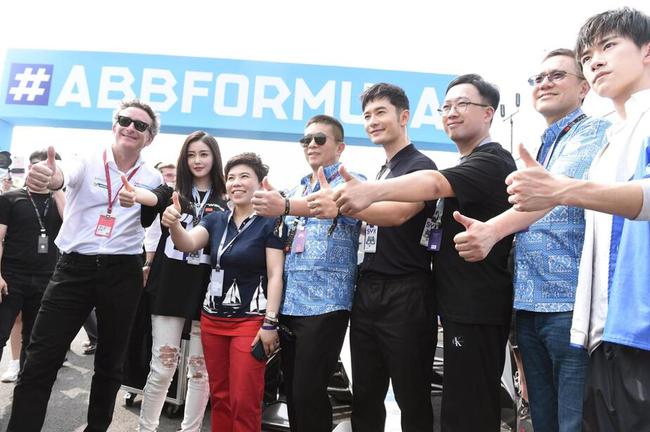 新浪董事長兼CEO、微博董事長曹國偉與多位名人明星共同出席FE三亞站比賽 新浪董事長兼CEO、微博董事長曹國偉與多位名人明星共同出席FE三亞站比賽