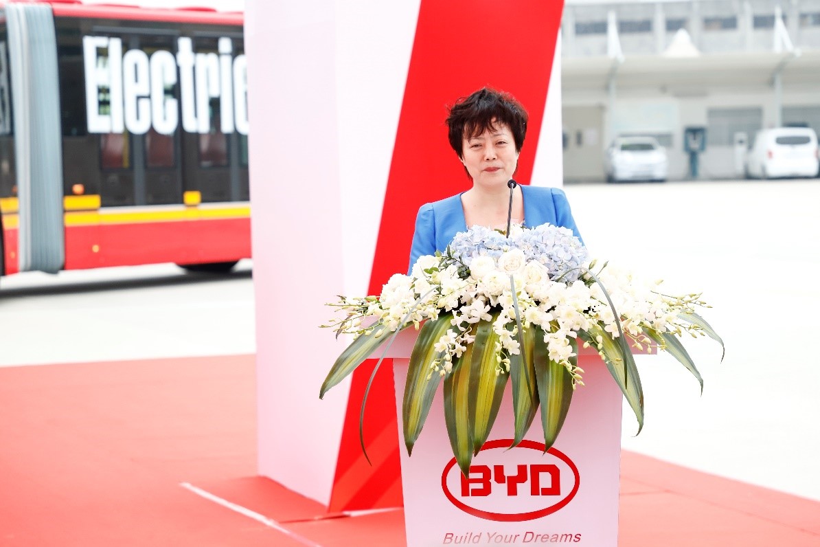 比亞迪集團高級副總裁李柯女士在儀式上講話 比亞迪集團高級副總裁李柯女士在儀式上講話