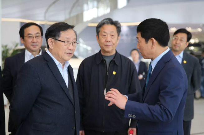 萬鋼副主席與魏建軍董事長親切交談 萬鋼副主席與魏建軍董事長親切交談