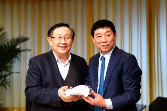 魏建軍董事長向萬鋼副主席贈送汽車模型 魏建軍董事長向萬鋼副主席贈送汽車模型