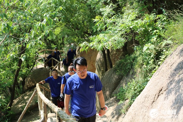 電池百人會“問道”嵖岈山與會嘉賓參觀游覽嵖岈山 探尋新能源發展“真經”