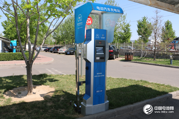 續(xù)航及充電能力阻礙新能源車(chē)發(fā)展 充電OR換電誰(shuí)主未來(lái)？