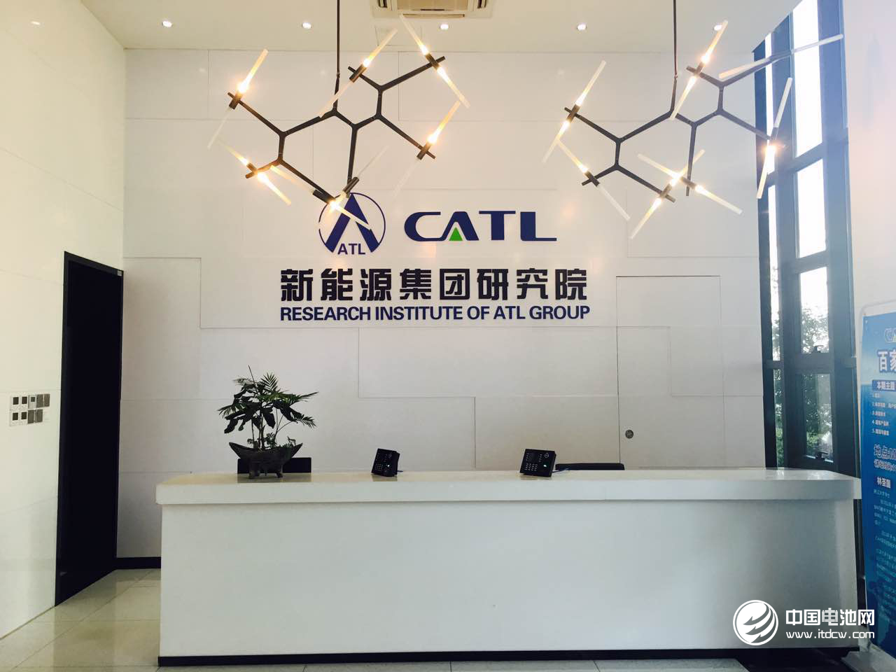 沃爾沃汽車與寧德時代、LG化學簽署電動車電池供應協議 沃爾沃汽車與寧德時代、LG化學簽署電動車電池供應協議