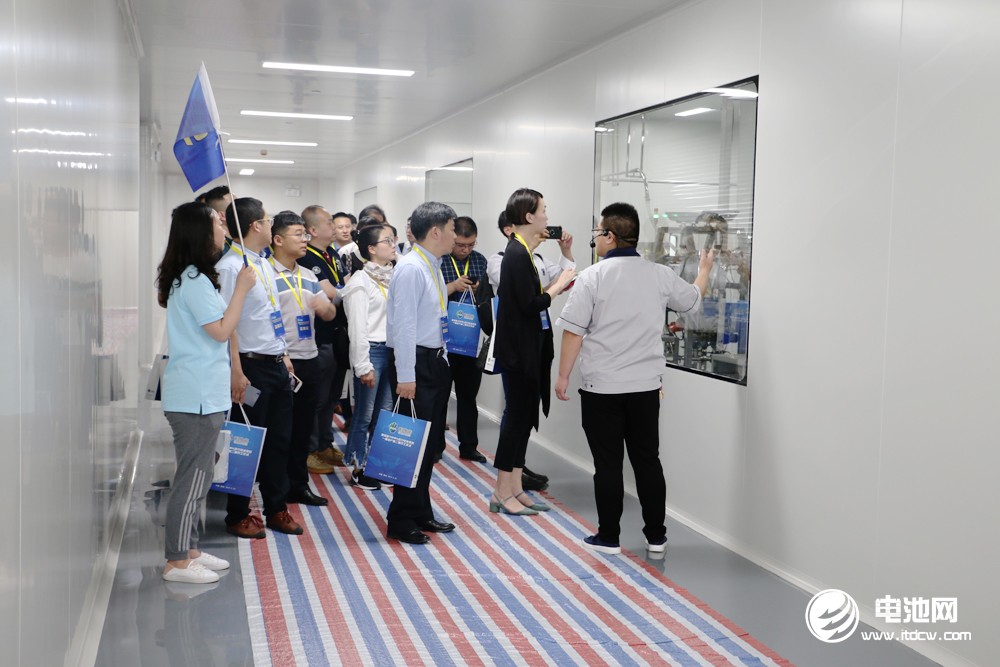 與會(huì)代表參觀利維能產(chǎn)線及展廳