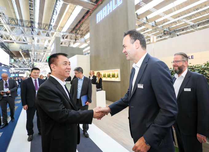 許家印赴德考察宴請眾汽車巨頭高管 引頂級技術為“恒馳”提速 許家印赴德考察宴請眾汽車巨頭高管 引頂級技術為“恒馳”提速