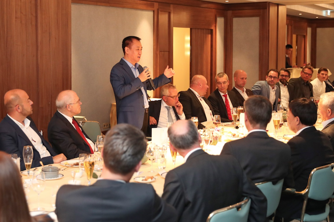 許家印赴德考察宴請眾汽車巨頭高管 引頂級技術為“恒馳”提速 許家印赴德考察宴請眾汽車巨頭高管 引頂級技術為“恒馳”提速