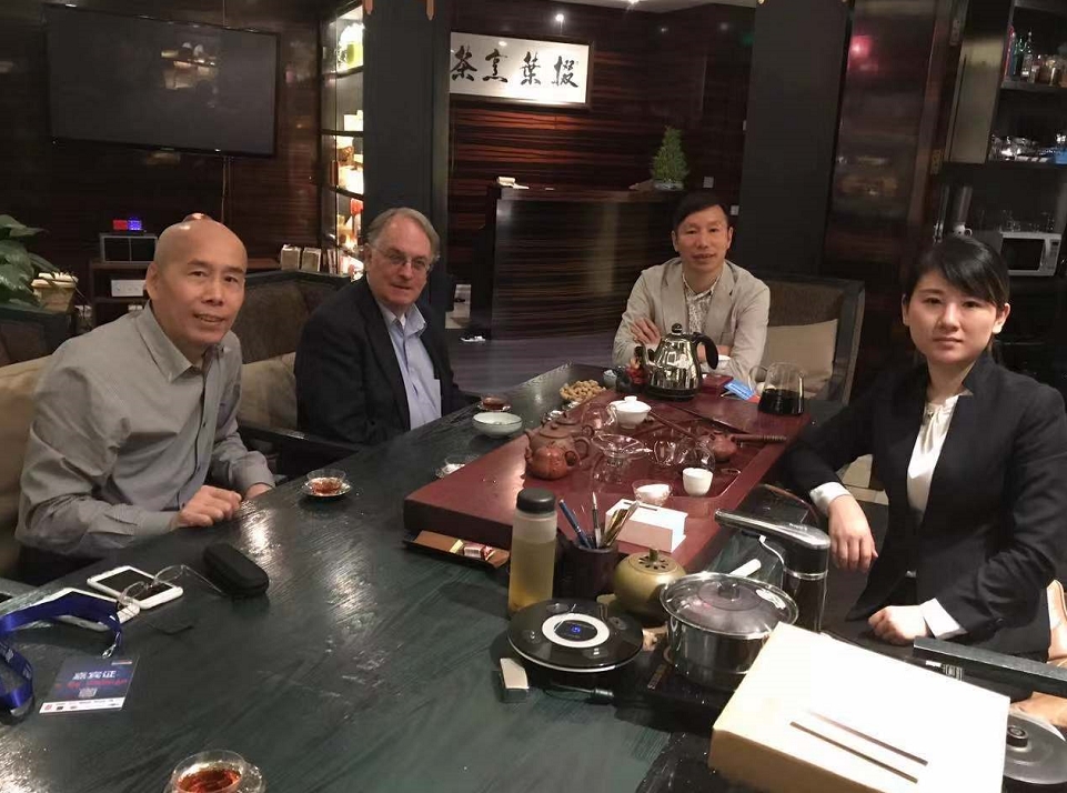 2019年諾貝爾化學(xué)獎獲得者：Stanley Whittingham（左二）