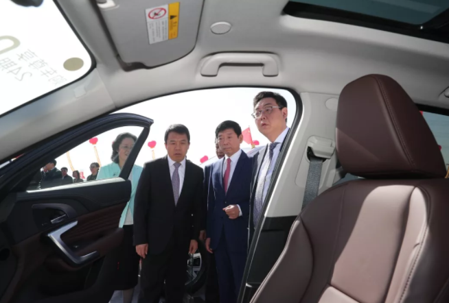 史立軍、朱立凡在魏建軍陪同下參觀長城汽車產品 史立軍、朱立凡在魏建軍陪同下參觀長城汽車產品