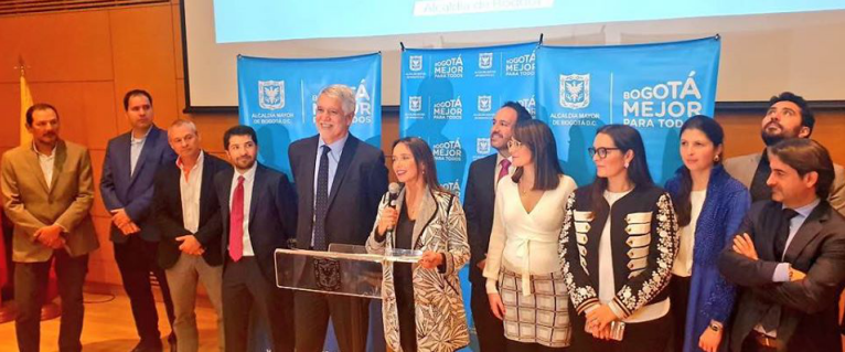 在波哥大市長Enrique Pe?alosa（左五）的見證之下，TransMilenio SA的高管正式宣布比亞迪成功中標(biāo)379臺純電動大巴訂單。 