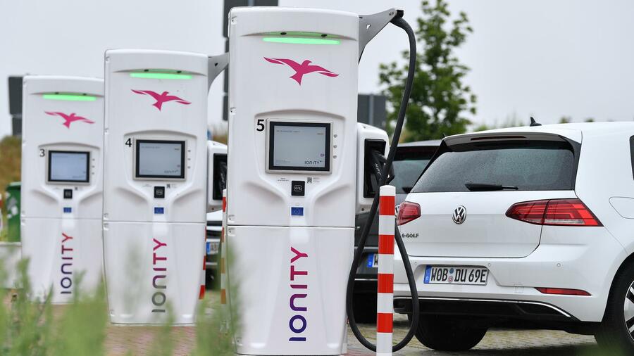 電動車充電樁 鳳凰汽車原文配圖 電動車充電樁 鳳凰汽車原文配圖