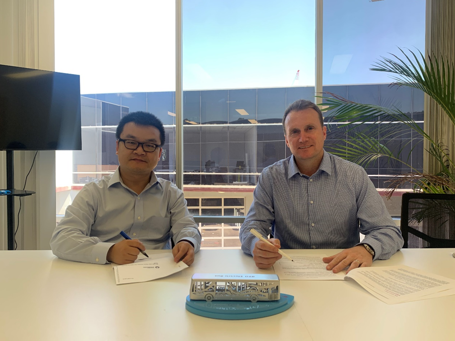 比亞迪澳洲分公司總經(jīng)理尤贇與當?shù)睾献骰锇镹export總經(jīng)理Luke Todd簽訂大巴底盤采購合同