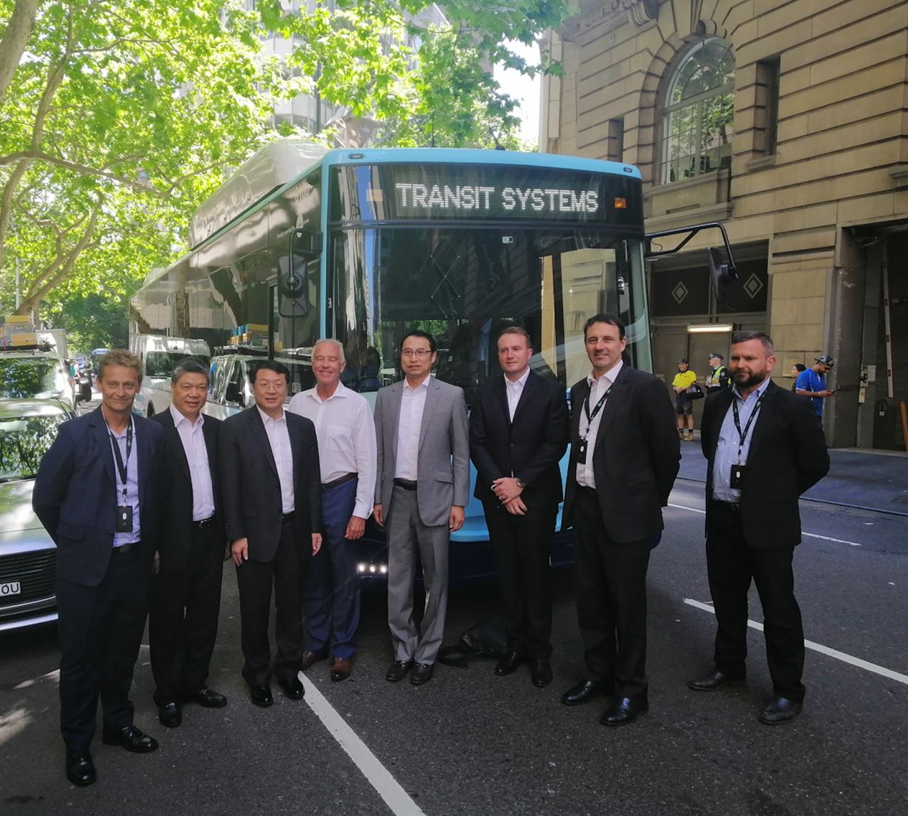 2019年，在比亞迪亞太汽車銷售事業(yè)部總經(jīng)理劉學亮（左五）與比亞迪澳大利亞合作伙伴TSA管理層陪同下，時任廣東省副省長的張虎（左三）一行乘坐澳洲運營的比亞迪純電動大巴