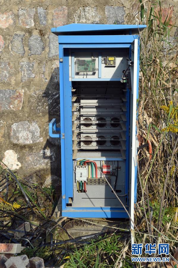 拍攝的淮南市舜耕山風(fēng)景區(qū)旁的一個(gè)充電樁，柜體中并沒(méi)有充電模塊