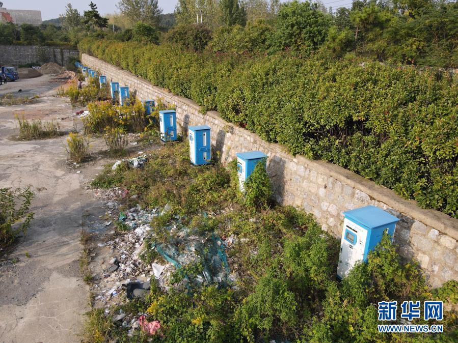 淮南市舜耕山風(fēng)景區(qū)旁的一排充電樁，周邊雜草叢生（無(wú)人機(jī)照片）