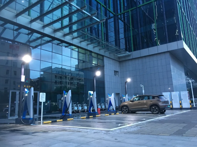 (日日順科技服務建設的公共充電場站) (日日順科技服務建設的公共充電場站)