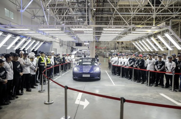 2019年12月,在上海特斯拉超級工廠舉行的儀式上,第一輛中國制造Model 3汽車從裝配線下線 2019年12月,在上海特斯拉超級工廠舉行的儀式上,第一輛中國制造Model 3汽車從裝配線下線