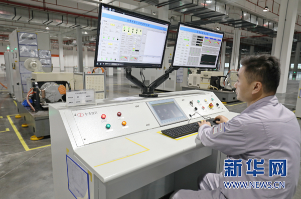 工作人員正在調(diào)試設(shè)備。新華網(wǎng)發(fā)(郭思云 攝) 工作人員正在調(diào)試設(shè)備。新華網(wǎng)發(fā)(郭思云 攝)