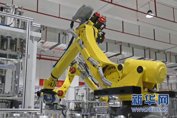 廠區(qū)內(nèi)的機械臂。新華網(wǎng)發(fā)(郭思云 攝) 廠區(qū)內(nèi)的機械臂。新華網(wǎng)發(fā)(郭思云 攝)
