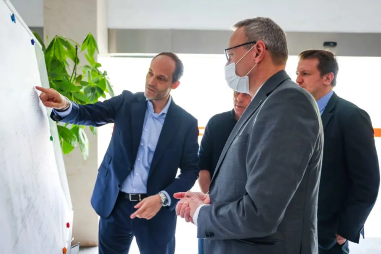 項目負責人向馮思翰博士介紹大眾安徽MEB工廠建設規劃 圖片來源：大眾中國