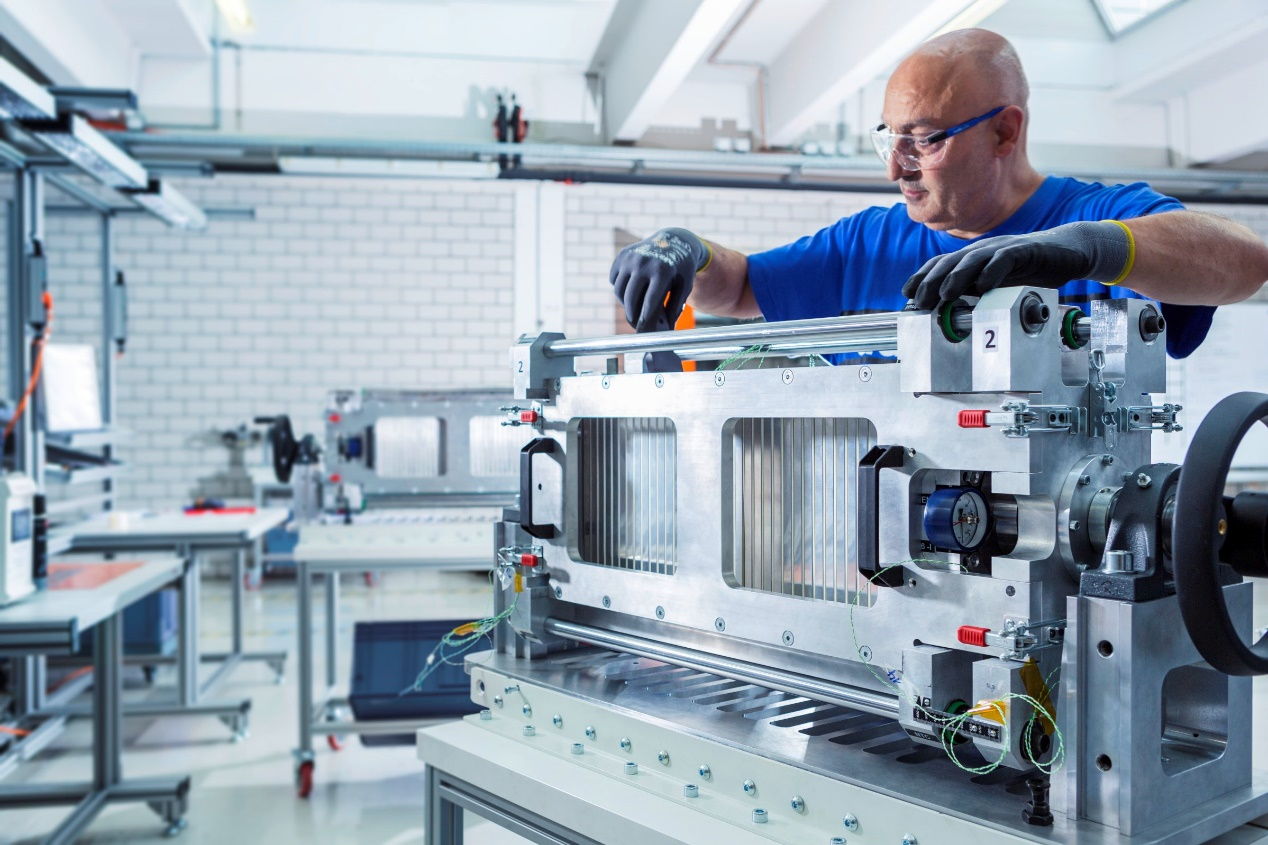 TOGG產(chǎn)線工作人員正在組裝孚能科技動(dòng)力電池 TOGG產(chǎn)線工作人員正在組裝孚能科技動(dòng)力電池