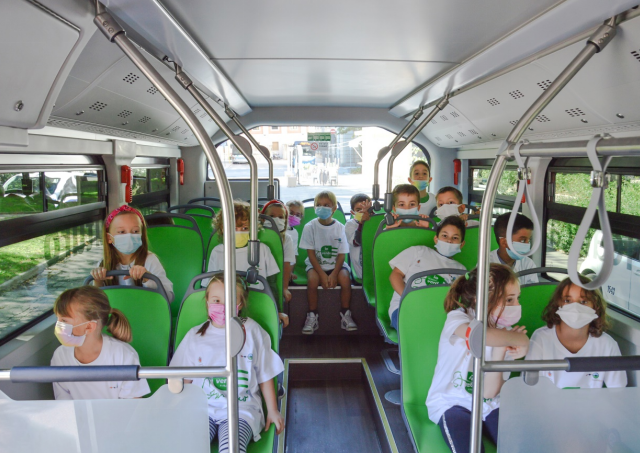 安科納當(dāng)?shù)貙W(xué)生首次體驗(yàn)純電動(dòng)巴士出行 安科納當(dāng)?shù)貙W(xué)生首次體驗(yàn)純電動(dòng)巴士出行