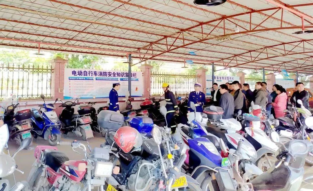 圖片消防員為群眾講解戶外電動自行車充電場所的注意事項(資料圖) 圖片消防員為群眾講解戶外電動自行車充電場所的注意事項(資料圖)