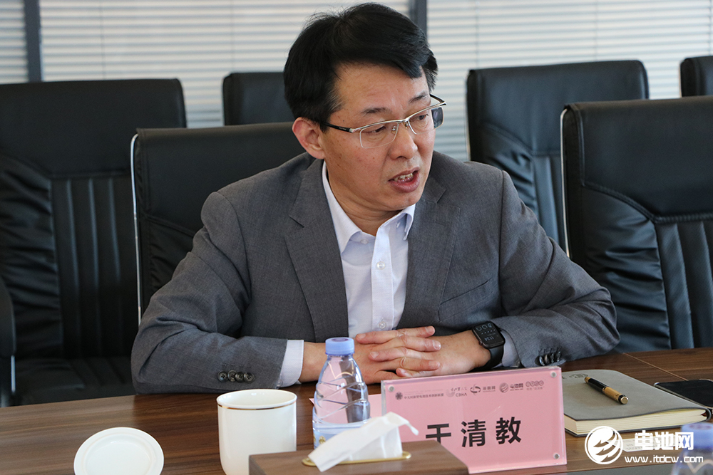 青島市民營經濟發展局一級調研員李中強一行到訪海融網山東總部 青島市民營經濟發展局一級調研員李中強一行到訪海融網山東總部